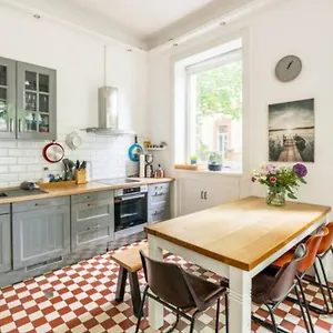 Apartment Großzügige Altbauwohnung In Bestlage